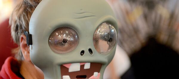 Visitante da exibição IgroMir (Mundo de jogos) vestindo um máscara de zumbi do jogo Plant vs. Zombies, Moscou, Rússia (foto de arquivo) - Sputnik Brasil