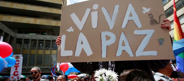 Celebração do acordo histórico de cessar-fogo entre FARC e governo colombiano nas ruas de Bogotá - Sputnik Brasil