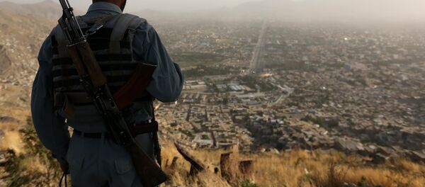 Nesta foto de 21 de junho de 2016, um policial do Afeganistão olha a cidade de Cabul, capital do país, de uma elevação - Sputnik Brasil