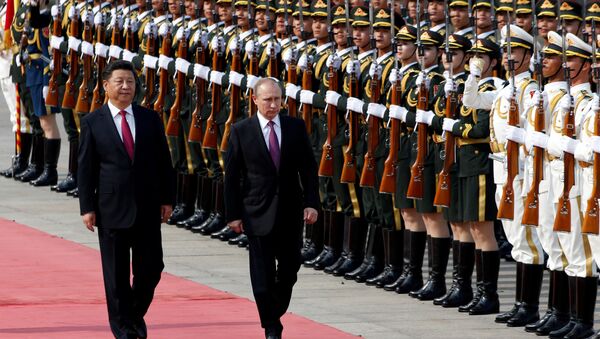 Russian President Vladimir Putin (R) and his Chinese counterpart Xi Jinping attend a welcoming ceremony outside the Great Hall of the People in Beijing, China, June 25, 2016 - Sputnik Brasil