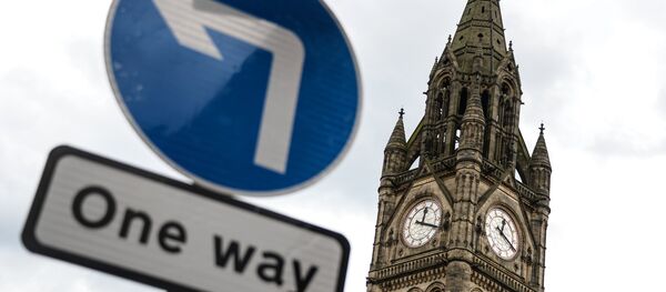 A placa sentido único em Manchester - Sputnik Brasil
