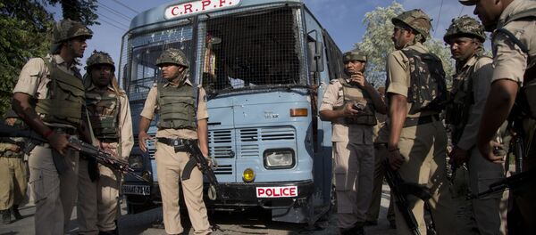 Forças de segurança da Índia em Pampore, nos arredores de Srinagar, Caxemira - Sputnik Brasil