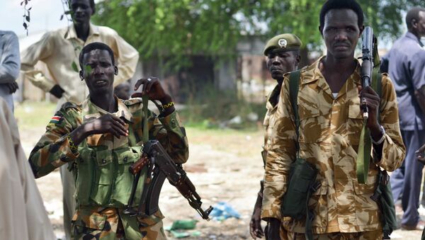 June 24, 2015, South Sudanese government soldiers patrol in Bentiu town, South Sudan. South Sudan’s army has burned people alive, raped and shot girls, and forced tens of thousands from their homes - Sputnik Brasil