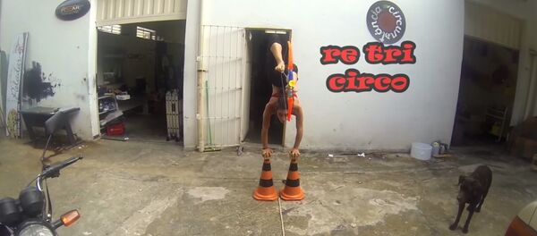 Artista de circo faz tiro ao alvo com os pés - Sputnik Brasil