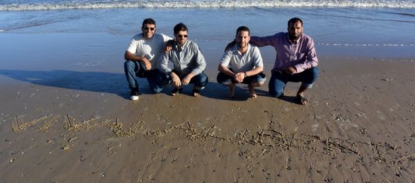 Ex-presos de Guantánamo Ali Hussain Shaabaan, Abdul Bin Mohamed Abis Ourgy, Omar Mahmoud Faraj e Mohamed Tahanmatan em uma praia no Uruguai em dezembro de 2014 - Sputnik Brasil
