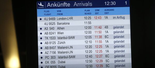 Placa de chegadas no aeroporto de Duesseldorf - Sputnik Brasil