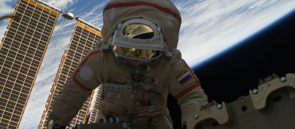 Cosmonauta russo Oleg Kotov durante passeio espacial - Sputnik Brasil