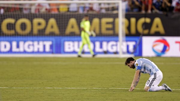 Lionel Messi apos a derrota de pênaltis para o Chile no final da Copa América de 2016 - Sputnik Brasil