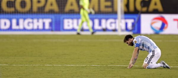 Lionel Messi apos a derrota de pênaltis para o Chile no final da Copa América de 2016 - Sputnik Brasil