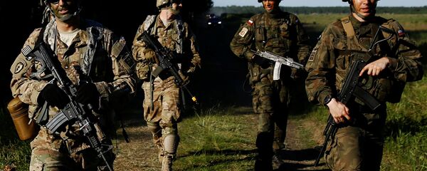 Soldados poloneses e norte-americanos durante exercícios conjuntos Anakonda 16 perto de Torun, Polônia, junho de 2016 - Sputnik Brasil