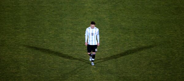 Nesta foto, Lionel Messi caminha pelo campo do Estádio Nacional de Santiago de Chile após o time nacional da Argentina ter perdido aos anfitriões, em 26 de junho de 2016 - Sputnik Brasil