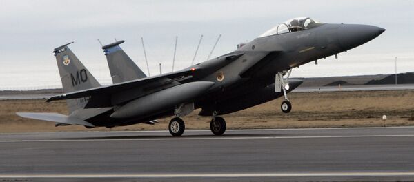 Caça F15 aterrisa na base aérea de  Keflavik na Islândia (foto de arquivo) - Sputnik Brasil