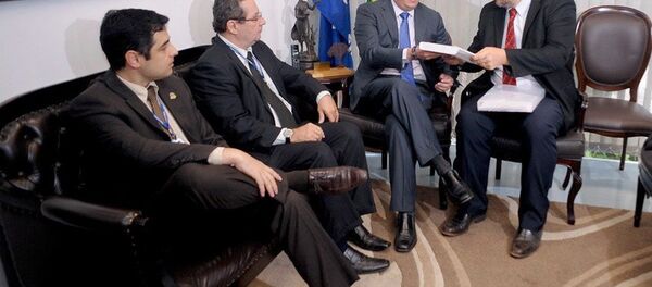 O secretário-geral da Mesa do Senado, Luiz Fernando Bandeira de Melo, recebe o laudo de João Henrique Pederiva (D), da Consultoria de Orçamentos - Sputnik Brasil