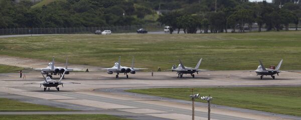 Aviões da Força Aérea F-22 Raptors e F-15 Eagles na base aérea de Kadena, Okinawa, Japão (foto de arquivo) - Sputnik Brasil
