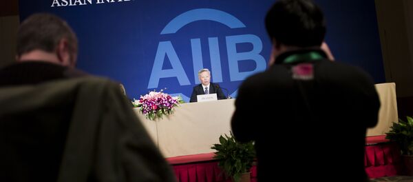 Jin Liqun (C), the first president of the Asian Infrastructure Investment Bank (AIIB), speaks to journalists during a press conference in Beijing on January 17, 2016 - Sputnik Brasil