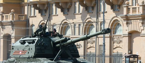 Veículo de artilharia autopropulsada Msta-S durante o ensaio final da Parada da Vitória em frente da embaixada norte-americana em Moscou, Rússia, maio de 2016 Veículo de artilharia autopropulsada Msta-S durante o ensaio final da Parada da Vitória em frente da embaixada norte-americana em Moscou, Rússia, maio de 2016 - Sputnik Brasil