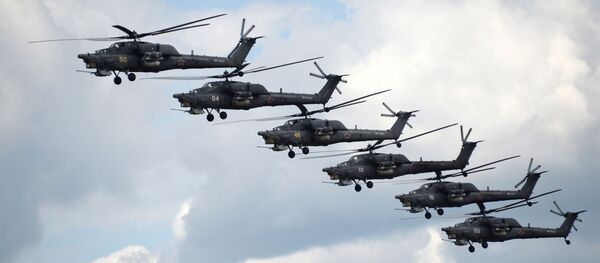 The Berkut aerobatics team flies Mi-28N Night Hunter helicopters during a show at the 2015 Aviadarts international competition at the Dubrovichi firing range in the Ryazan region. - Sputnik Brasil