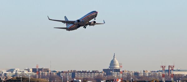 Uma aeronave da American Airlines decola do aeroporto nacional Reagan em Washington - Sputnik Brasil