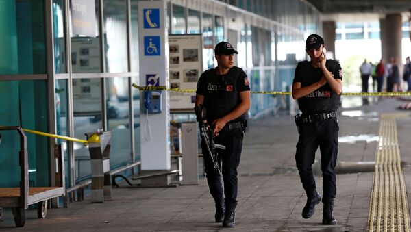 Os policiais turcos no aeroporto Ataturk, em Istambul - Sputnik Brasil