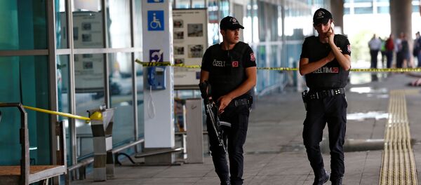 Os policiais turcos no aeroporto Ataturk, em Istambul - Sputnik Brasil