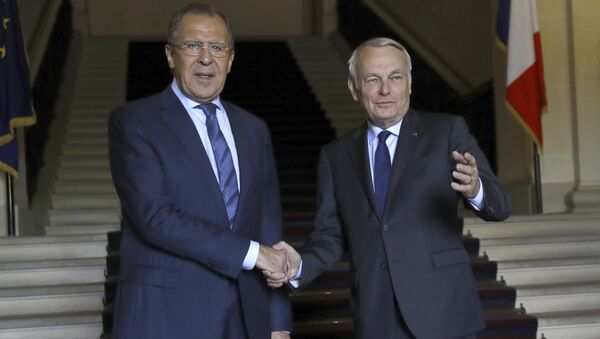 Chanceler francês Jean-Marc Ayrault (direita) com o chanceler russo Serguei Lavrov em Paris - Sputnik Brasil
