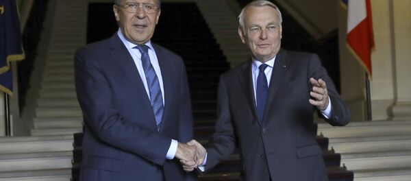 Chanceler francês Jean-Marc Ayrault (direita) com o chanceler russo Serguei Lavrov em Paris - Sputnik Brasil