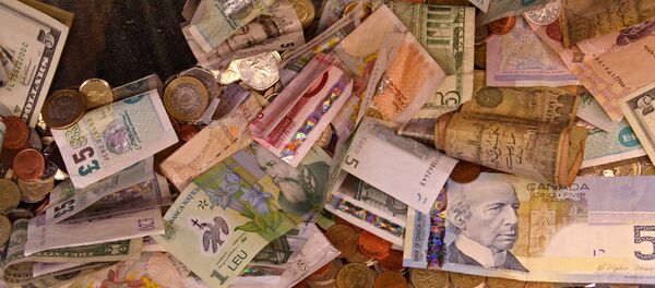Notas e moedas de libras esterlinas e euros - Sputnik Brasil