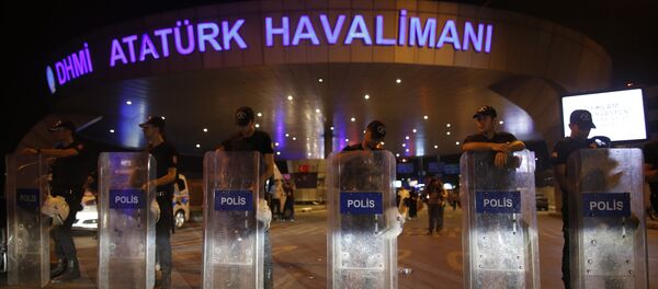 Turkish police block the entrance to Istanbul's Ataturk airport - Sputnik Brasil