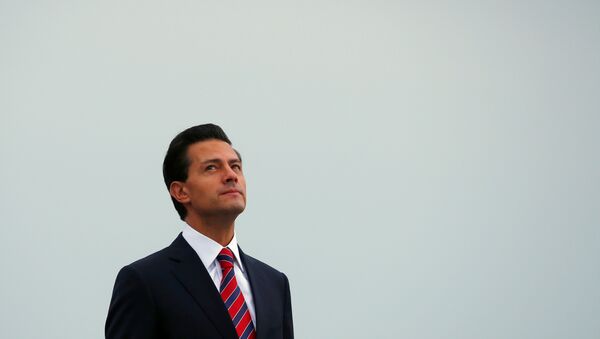 Mexico's President Enrique Pena Nieto looks on at the Citadelle in Quebec City - Sputnik Brasil