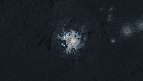 Centro da cratera Occator do planeta anão Ceres - Sputnik Brasil