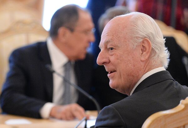 Staffan de Mistura durante um encontro com o ministro das Relações Exteriores russo, Sergei Lavrov (foto de arquivo) - Sputnik Brasil