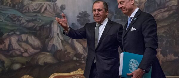 Staffan de Mistura durante um encontro com o ministro russo das Relações Exteriores, Sergei Lavrov (foto de arquivo) Staffan de Mistura durante um encontro com o ministro russo das Relações Exteriores, Sergei Lavrov (foto de arquivo) - Sputnik Brasil