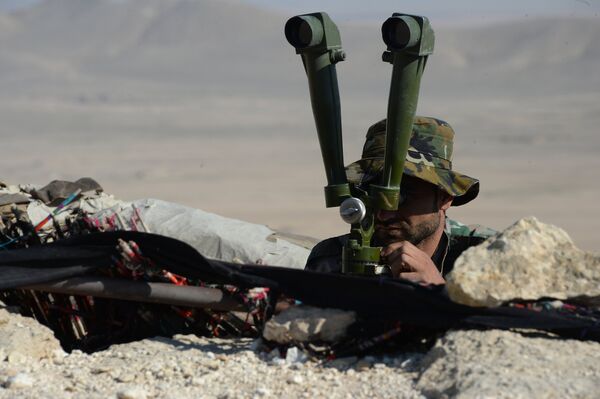 Um soldado do exército sírio a 7 km de Palmira (foto de arquivo) - Sputnik Brasil