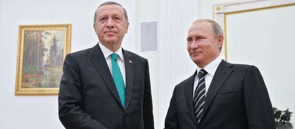 Presidente turco Recep Tayyip Erdogan e o presidente russo Vladimir Putin durante o encontro bilateral em Kremlin, Moscou, Rússia, setembro de 2015 - Sputnik Brasil