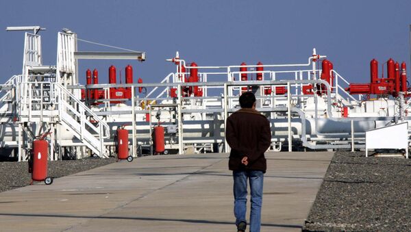 A workers walks towards an installation at the Blue Stream gas pipeline in Samsun, northern Turkey, 16 November 2005 - Sputnik Brasil