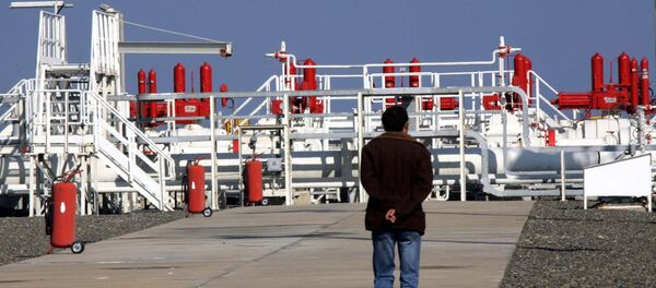 A workers walks towards an installation at the Blue Stream gas pipeline in Samsun, northern Turkey, 16 November 2005 - Sputnik Brasil