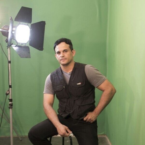 Tony Valentte no seu estúdio - Sputnik Brasil