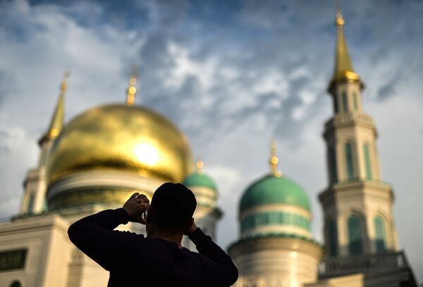 Um muçulmano fotografa a Grande Mesquita de Moscou durante a celebração de Eid al-Adha em 2016 - Sputnik Brasil