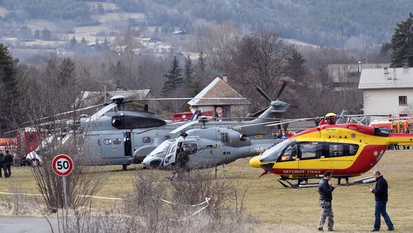 Helicópteros da Força Aérea francesa e de serviços de segurança próximos ao local do acidente do Airbus A320, na França - Sputnik Brasil
