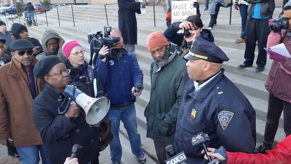 Manifestantes se reúnem em frente a uma delegacia de New Haven depois de marcha em protesto contra violência policial - Sputnik Brasil