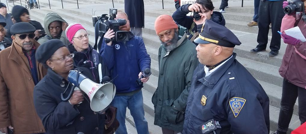 Manifestantes se reúnem em frente a uma delegacia de New Haven depois de marcha em protesto contra violência policial Manifestantes se reúnem em frente a uma delegacia de New Haven depois de marcha em protesto contra violência policial - Sputnik Brasil