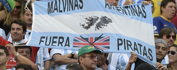 Torcedores seguram uma faixa com os dizeres 'Malvinas Argentinas - fora piratas', durante as quartas de final da Copa do Mundo de 2014 entre Argentina e Bélgica - Sputnik Brasil