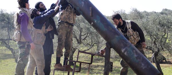Rebeldes na Síria lançam um foguete artesanal contra forças governamentais perto da cidade de Idlib - Sputnik Brasil