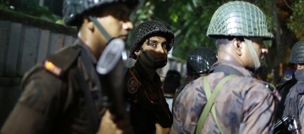 Polícia em Dhaka, Bangladesh, cercou restaurante atacado por terroristas - Sputnik Brasil