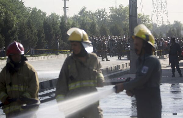 Bombeiros da capital afegã limpam uma rua após um atentado suicida perpetrado por um membro do Talibã - Sputnik Brasil