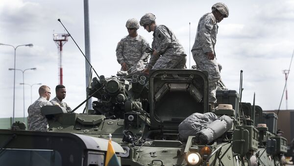 Members of the U.S. Army of the Pennsylvania National Guard unload equipment as they arrive at a airport in Vilnius, Lithuania, Sunday, June 5, 2016. - Sputnik Brasil