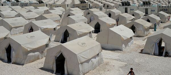 Syrian refugees wander around a refugee camp in Suruc, on the Turkey-Syria border, Friday, June 19, 2015 - Sputnik Brasil