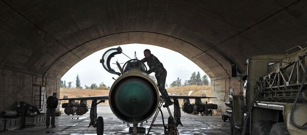 MiG-21 da Força Aérea síria está sendo preparado para missão - Sputnik Brasil