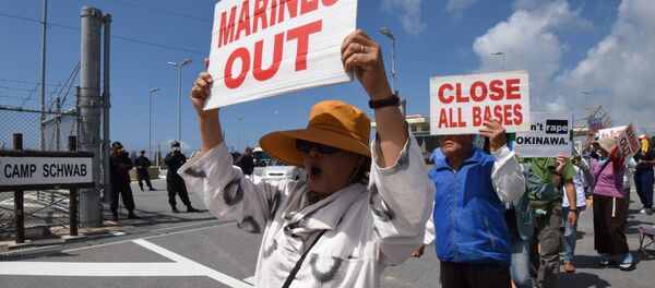 Protesto de habitantes de Okinawa em frente da base em Nago, Japão, junho de 2016 - Sputnik Brasil