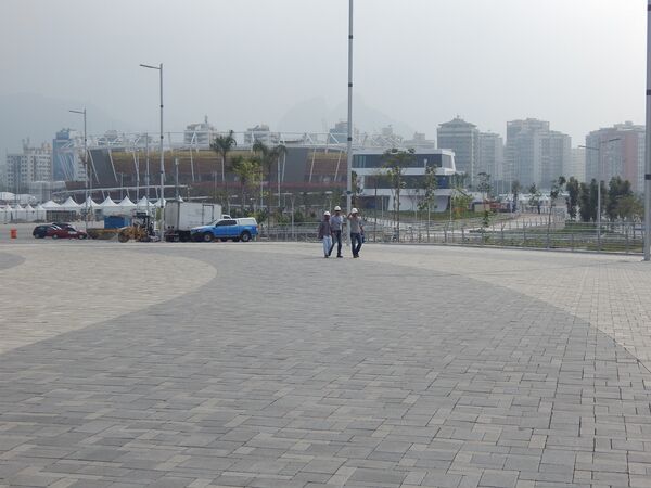 Operários do Parque Olímpico com o Velódromo ao fundo - Sputnik Brasil